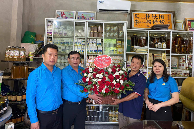 Cong doan xa Bao Thang, tinh Lao Cai den tham va tang hoa chuc mung CDCS HTX Nong san Duoc lieu Manh Huong. Anh: Nguyen Thuy  