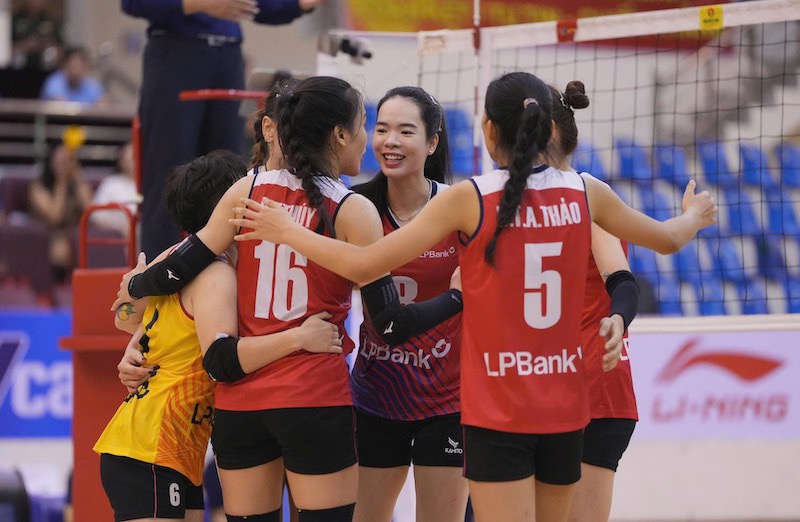 Doi bong chuyen nu Ninh Binh thang set 1. Anh: VFV