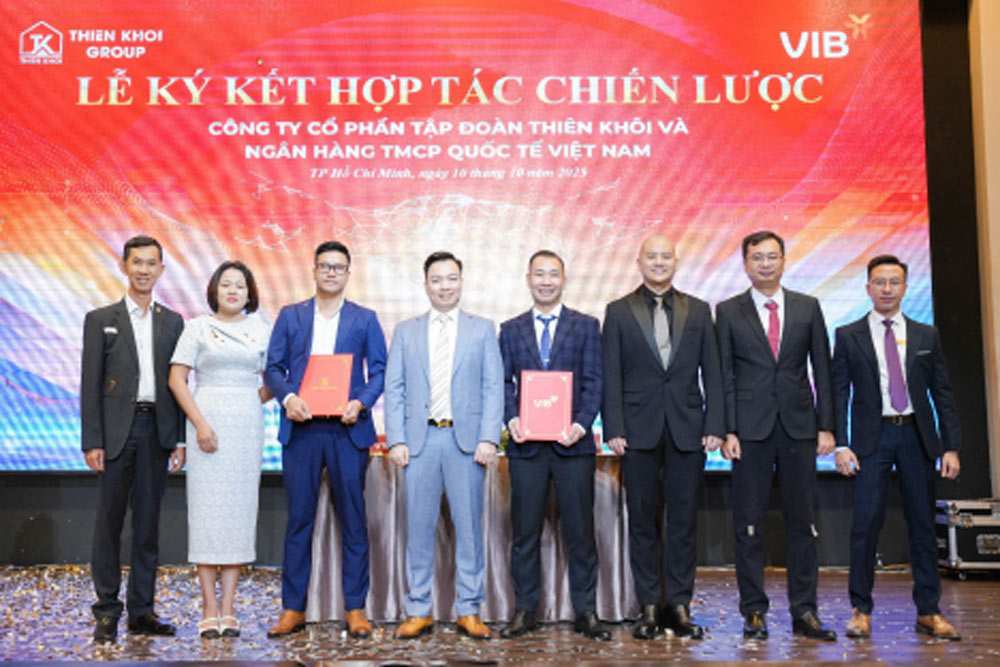 Dai dien hai doanh nghiep nhan chung thu hop tac chien luoc.