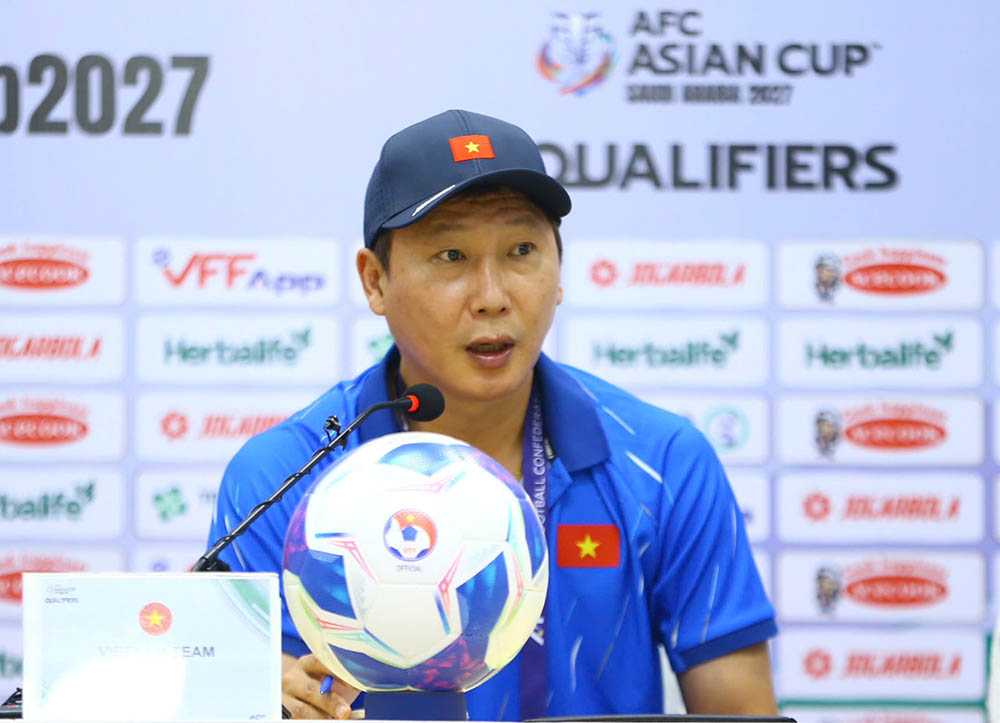Huan luyen vien Kim Sang-sik phat bieu trong hop bao truoc tran dau. Anh: Thanh Vu