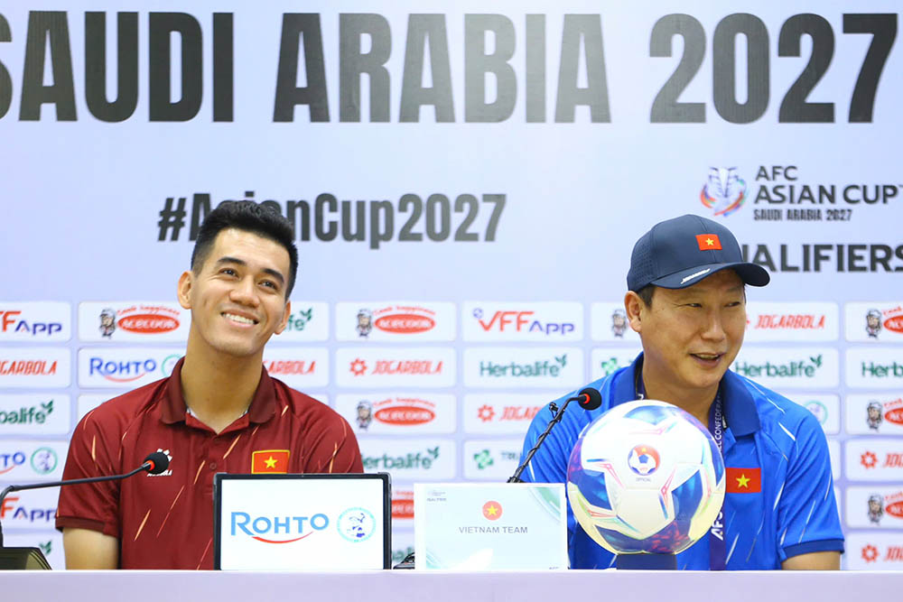 Coach Kim Sang-sik has high expectations for striker Nguyen Tien Linh. Photo: Thanh Vu