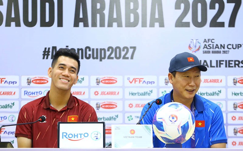 Coach Kim Sang-sik has high expectations for striker Nguyen Tien Linh. Photo: Thanh Vu