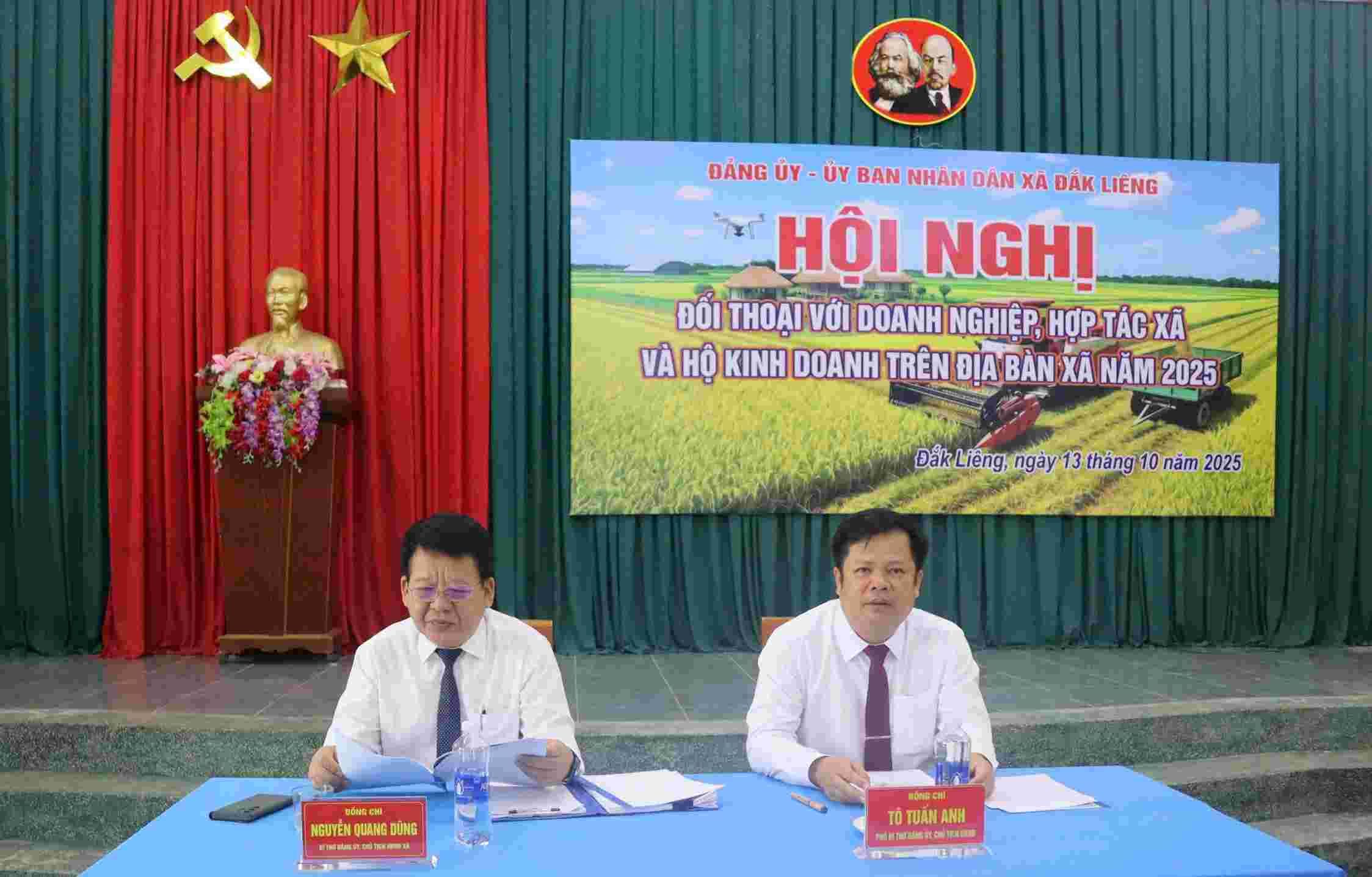 Cac lanh dao chu tri hoi nghi gap mat doanh nghiep, hop tac xa tren dia ban xa Dak Lieng. Anh: Lam Hong