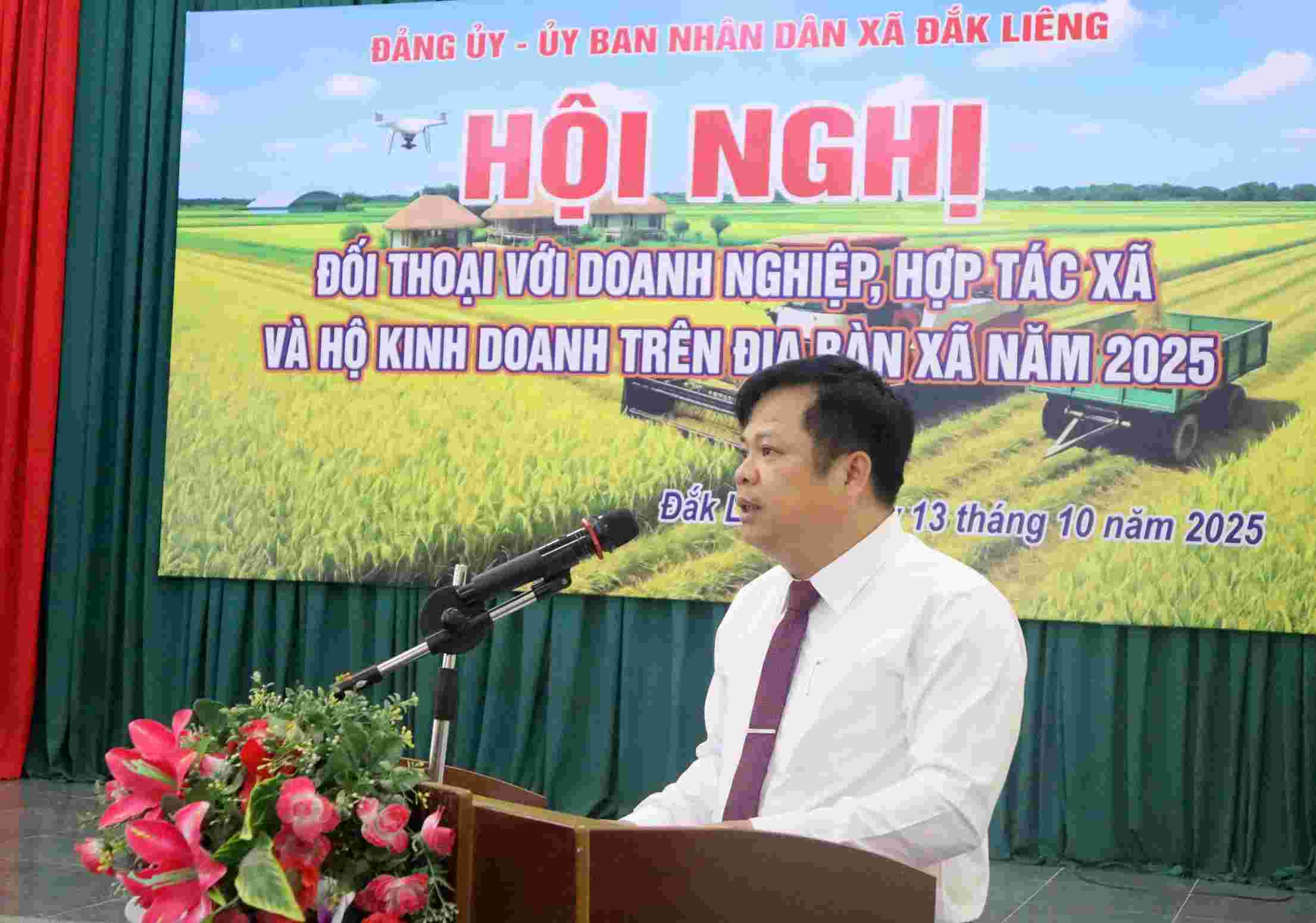 Ong To Tuan Anh - Chu tich UBND xa Dak Lieng (tinh Dak Lak) phat bieu tai hoi nghi doi thoai voi doanh nghiep, hop tac xa tren dia ban. Anh: Lam Hong