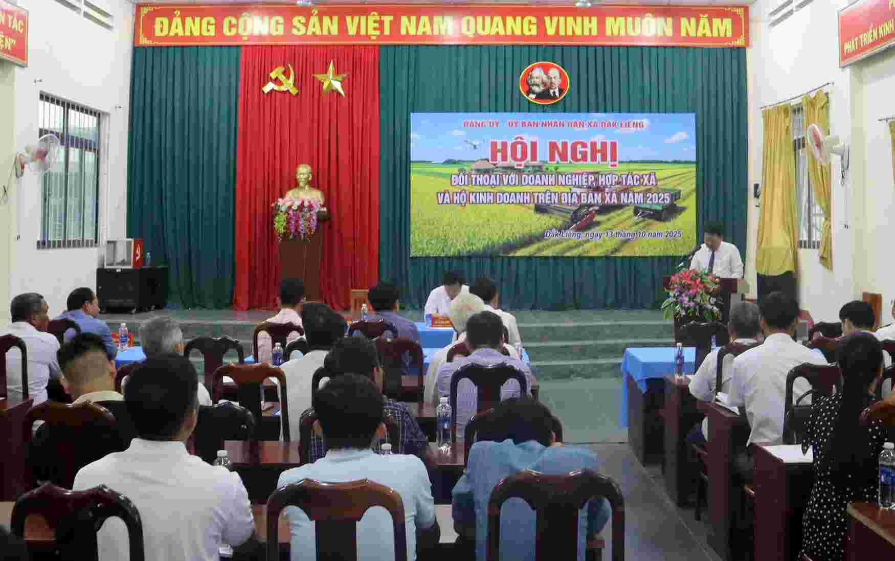 Quang canh hoi nghi doi thoai giua Dang uy - UBND xa Dak Lieng voi doanh nghiep, hop tac xa. Anh: Lam Hong
