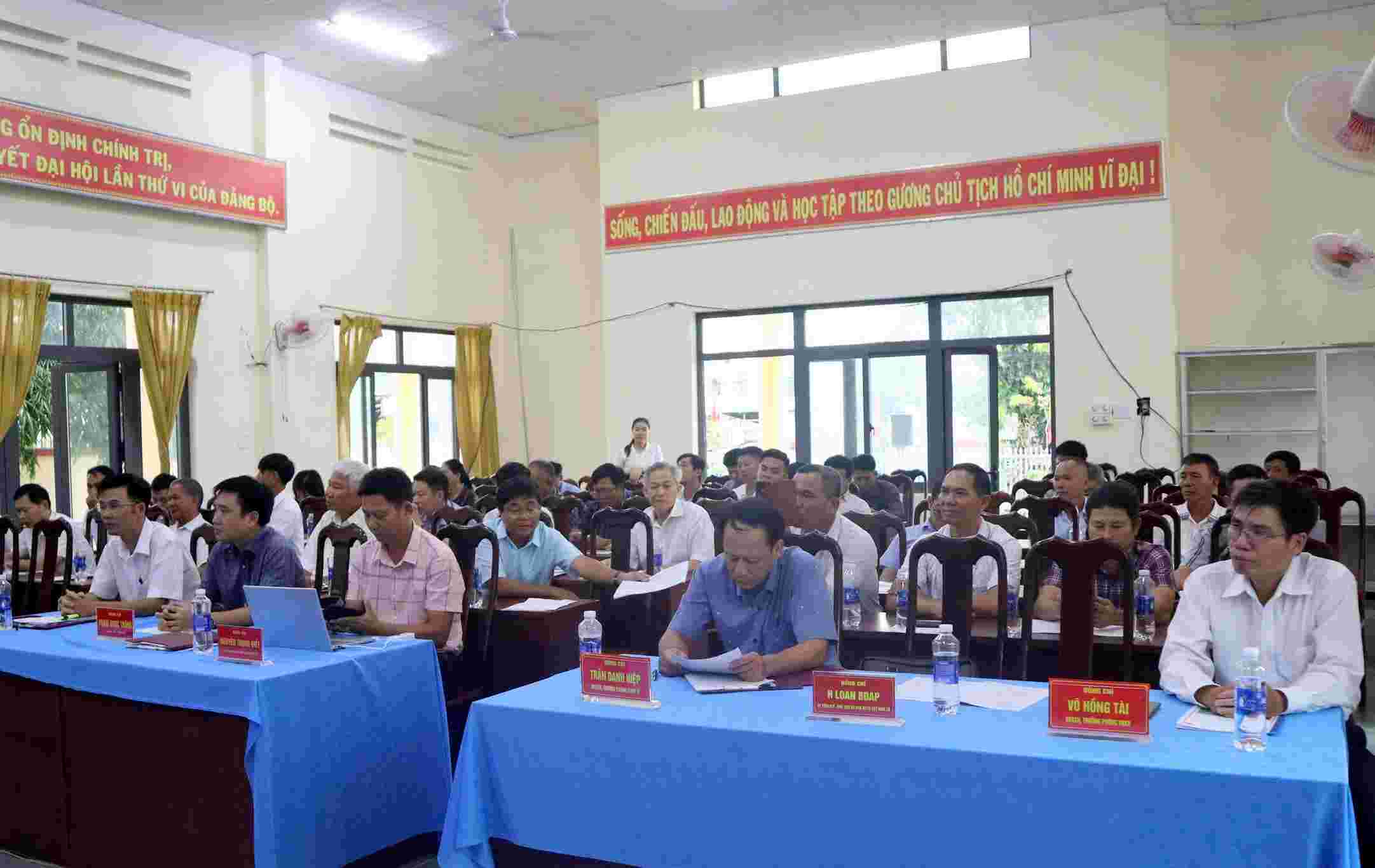 Cac lanh dao Dang uy - UBND xa Dak Lieng tham du hoi nghi doi thoai voi doanh nghiep, hop tac xa va ho kinh doanh tren dia ban xa. Anh: Lam Hong
