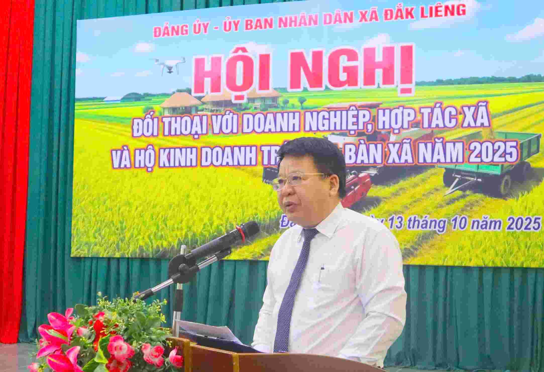 The Dak Lieng Commune Party Secretary encouraged cadres, party members and people to use products produced and traded by enterprises, cooperatives and households in the area to support and create development momentum for units. Photo: Lam Hong