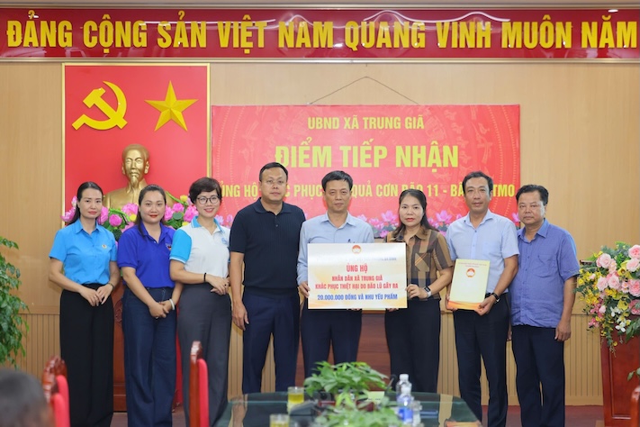 Ms. Nguyen Thi Thanh - Chairwoman of the Ba Dinh Ward Trade Union and the Ward's working delegation presented support in Trung Gia commune. Photo: Ba Dinh Ward Union