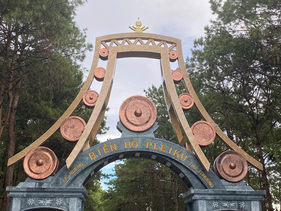 The welcome gate simulates the Central Highlands house, a series of real bronze gongs, worth billions of dong. Photo: Thanh Tuan