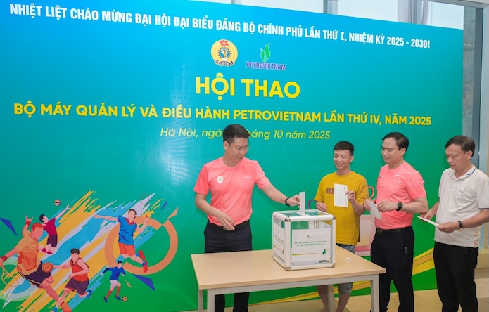 Cán bộ, công nhân viên hưởng ứng ủng hộ đồng bào vũng bão lụt ngay tại Hội thao. Ảnh: CĐP