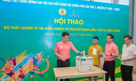 Cán bộ, công nhân viên hưởng ứng ủng hộ đồng bào vũng bão lụt ngay tại Hội thao. Ảnh: CĐP