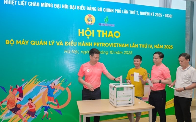 Funcionarios y trabajadores responden y apoyan a los compatriotas afectados por las tormentas y las inundaciones justo en el Festival Deportivo. Foto: CDP