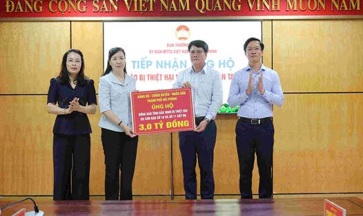 Phó Bí thư Thường trực Bắc Ninh Nguyễn Thị Hương (ngoài cùng bên trái) và Chủ tịch Ủy ban MTTQ tỉnh Nguyễn Thị Hà (thứ 2 bên trái) tiếp nhận nguồn kinh phí ủng hộ của Đoàn công tác thành phố Hải Phòng. Ảnh: Nguyễn Nhàn