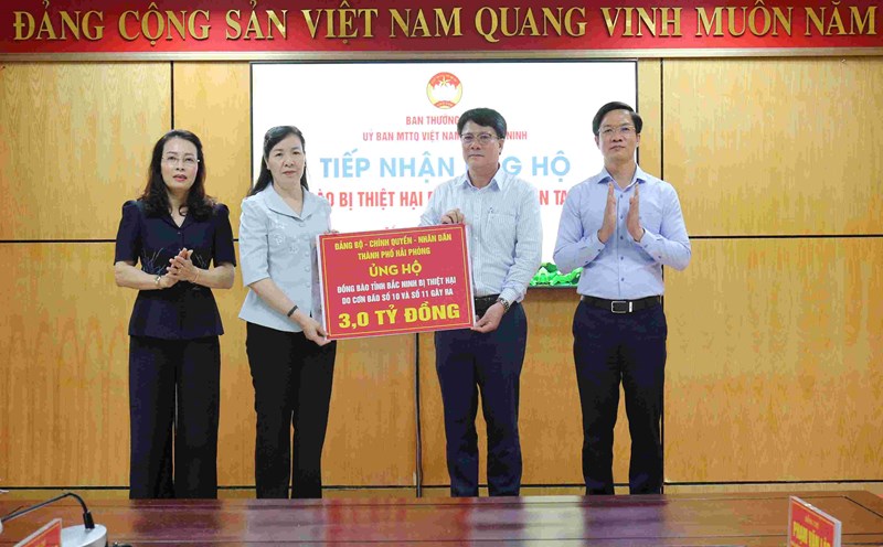 La Subsecretaria Permanente de Bac Ninh Nguyen Thi Huong (extremo izquierdo) y la Presidenta del Comite Provincial del Frente de la Patria Nguyen Thi Ha (segundo desde la izquierda) reciben fondos de apoyo de la Delegacion de Trabajo de la ciudad de Hai Phong. Foto: Nguyen Nhan