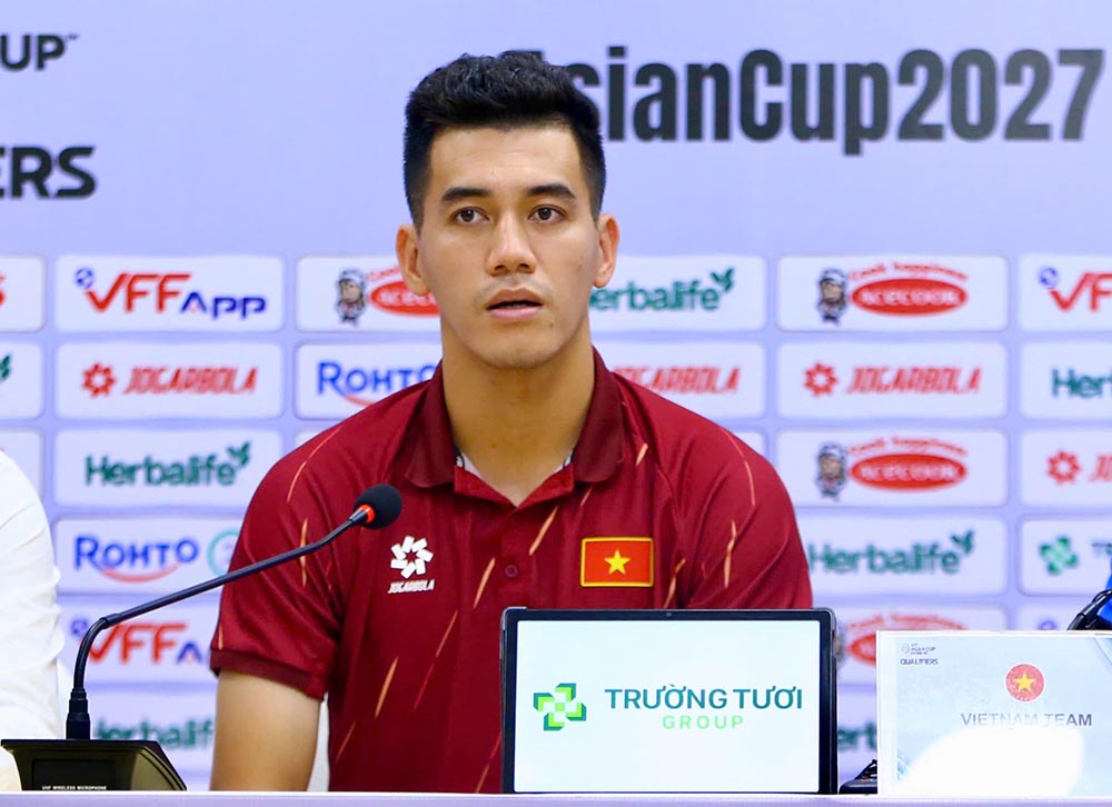 Striker Nguyen Tien Linh attended the meeting on the afternoon of October 13. Photo: Thanh Vu