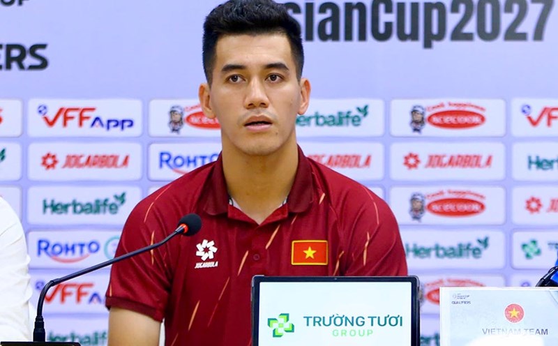 Striker Nguyen Tien Linh attended the meeting on the afternoon of October 13. Photo: Thanh Vu