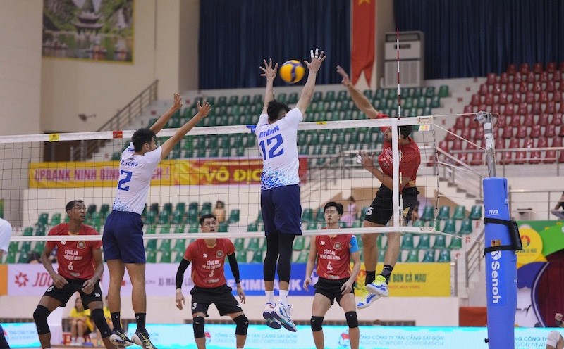 Ho Chi Minh City Police met The Cong Tan Cang in the semi-finals of the national volleyball tournament. Photo: VFV