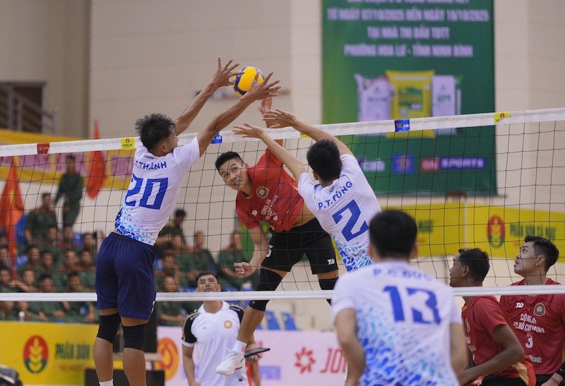 Cong an TPHCM no luc trong set 3. Anh: VFV