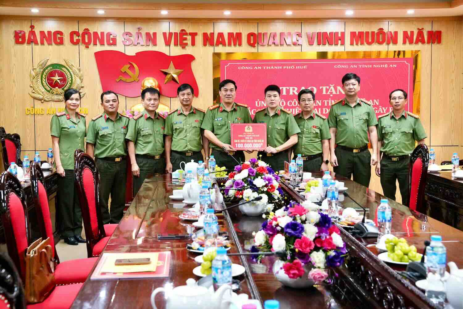 La policia de la ciudad de Hue entrega regalos en Nghe An. Foto: Phan Be.