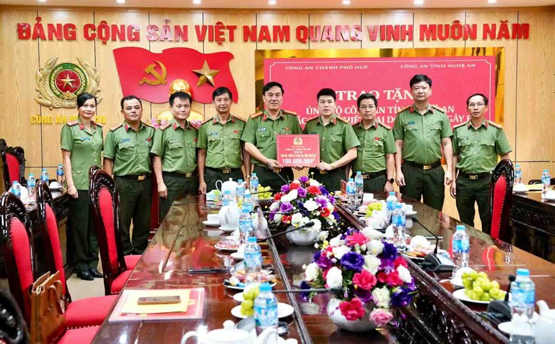 Hue City Police presented gifts in Nghe An. Photo: Phan Be.