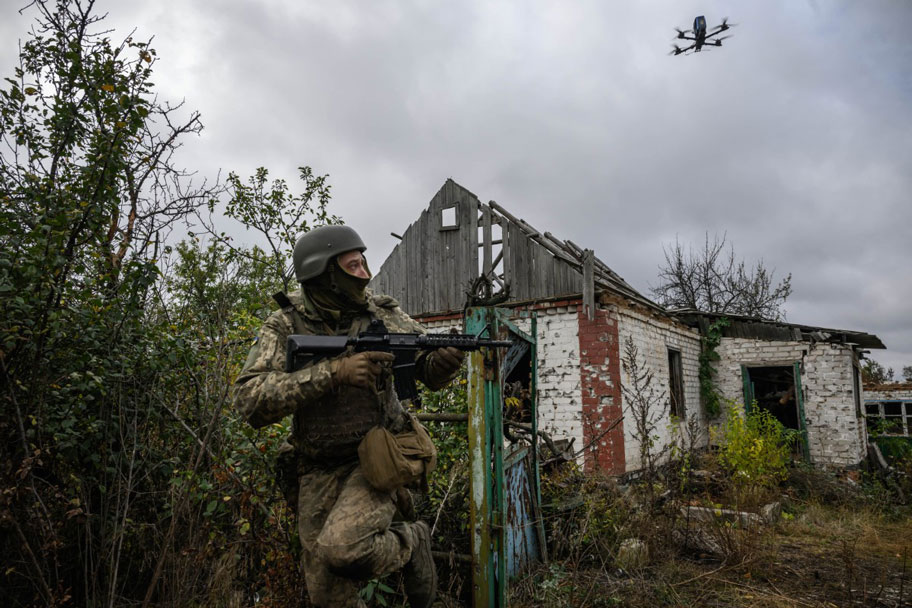 우크라이나 독립 기계화 여단 소속 군인들이 러시아의 UAV 공격에 대처할 방법을 찾고 있습니다. 사진: AFP