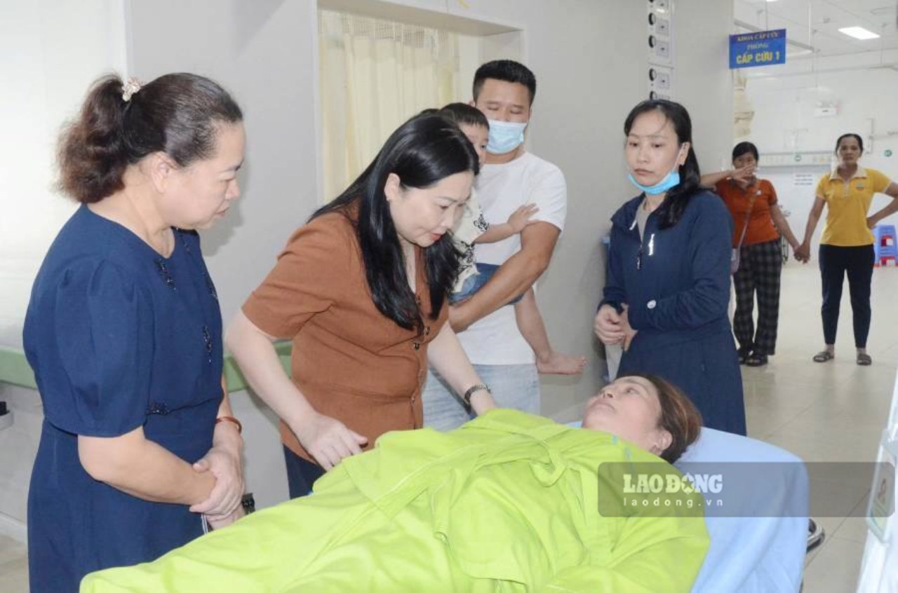 Hien cac y, bac si  huy dong luc luong cap cuu va cham soc cac nan nhan bi tai nan. Anh: Van Duc.