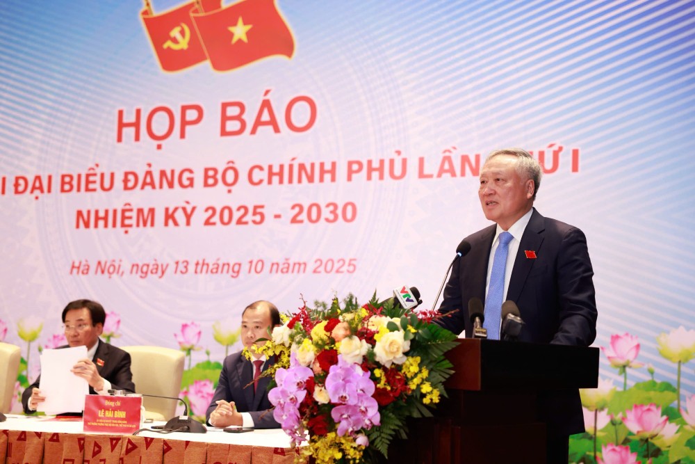 El miembro del Buro Politico y Viceprimer Ministro Permanente del Gobierno Nguyen Hoa Binh planteo que los problemas de vida cotidiana urgentes como las inundaciones urbanas la contaminacion y la congestion del trafico deben resolverse. Foto: Hai Nguyen