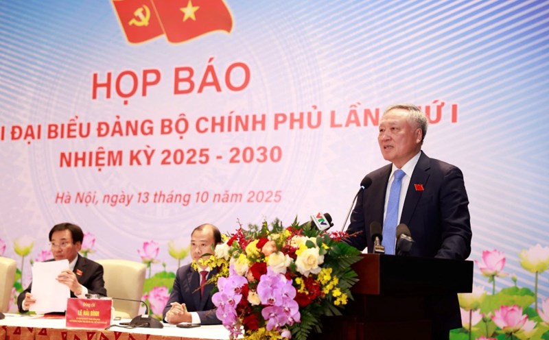 El miembro del Buro Politico y Viceprimer Ministro Permanente del Gobierno Nguyen Hoa Binh planteo que los problemas de vida cotidiana urgentes como las inundaciones urbanas la contaminacion y la congestion del trafico deben resolverse. Foto: Hai Nguyen