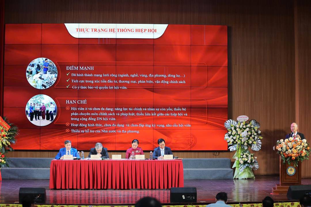 Chu tri hoi thao. Anh: Bao Han