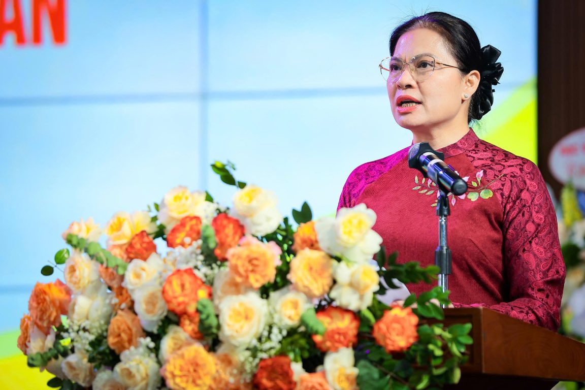 La Sra. Ha Thi Nga - Miembro del Comite Central del Partido Vicepresidenta del Comite Central del Frente de la Patria de Vietnam habla en el seminario. Foto: Bao Han