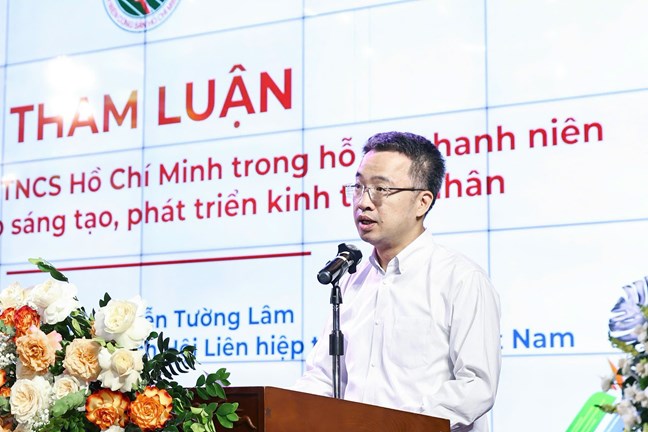 Ong Nguyen Tuong Lam, Bi thu Trung Doan TNCS Ho Chi Minh, Chu tich Hoi Lien hiep Thanh nien Viet Nam trinh bay tham luan tai Hoi thao. Anh: Quang Vinh tham luan tai hoi thao. Anh: Quang Vinh