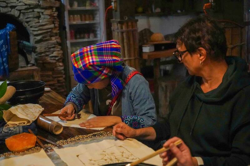 Khach du lich trai nghiem ve hoa van len vai lanh tai Homestay A Chu sau dot mua bao keo dai. Anh: A Chu