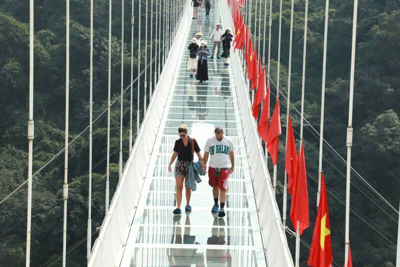 Bach Long glass bridge, Moc Chau Island tourist area welcomes visitors again after storms and floods. Photo: Truong Son