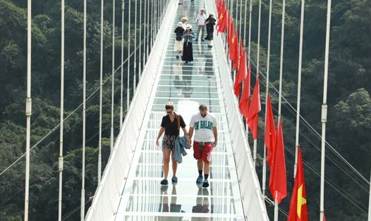 Cầu kính Bạch Long, Khu du lịch Mộc Châu Island đón khách trở lại sau bão lũ. Ảnh: Trường Sơn