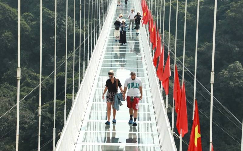 Bach Long glass bridge, Moc Chau Island tourist area welcomes visitors again after storms and floods. Photo: Truong Son
