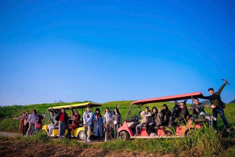 Khach du lich tham vuon che va trai nghiem tai Mocha Hill Moc Chau. Anh: Truong Son