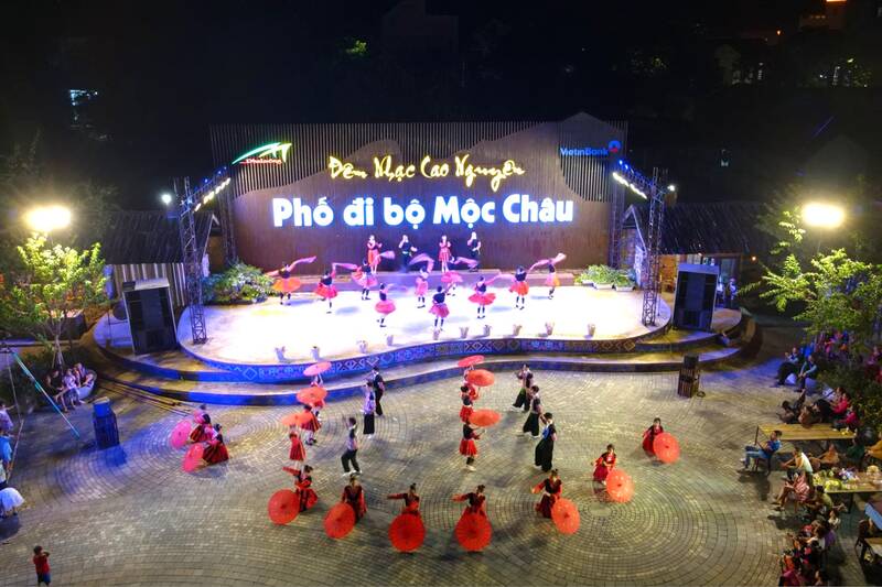 Pho di bo Moc Chau lai nhon nhip don khach du lich sau lu bao. Anh: Truong Son