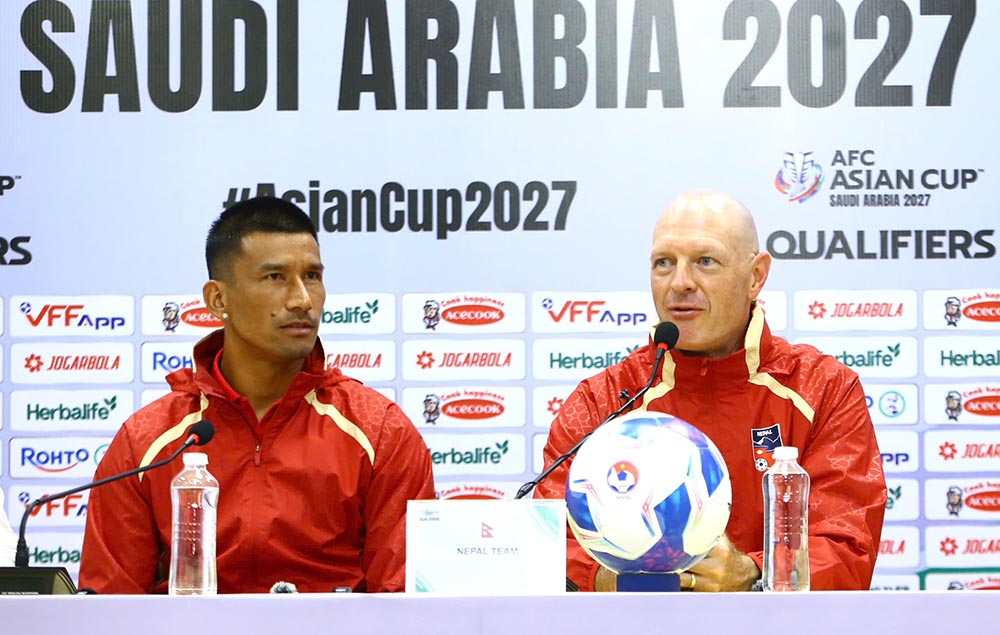 Huan luyen vien Matt Ross phat bieu trong hop bao. Anh: Thanh Vu