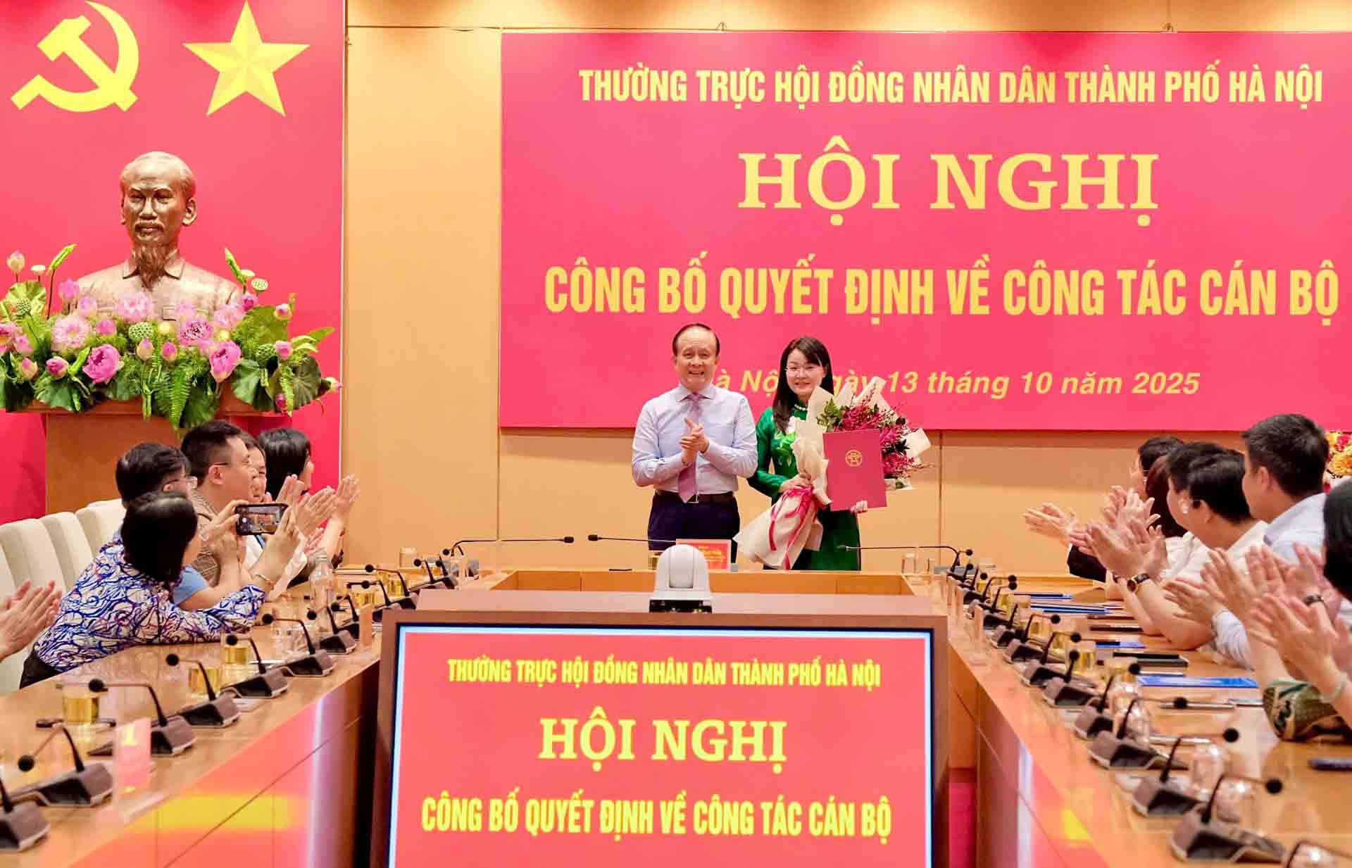 Chairman of the Hanoi People's Council Nguyen Ngoc Tuan presented the decision to Ms. Pham Thi Thanh Huong. Photo: Hai Le