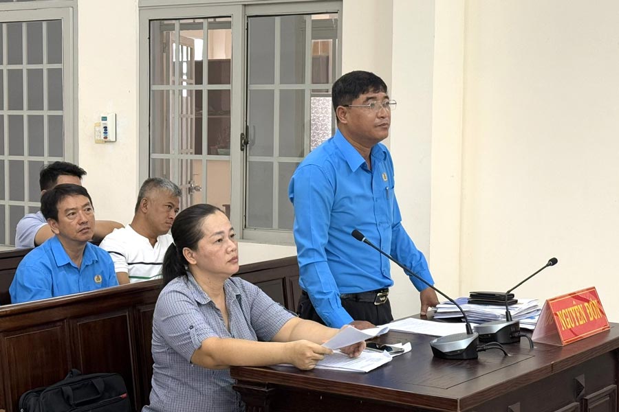 Mr. Nguyen Trung Ngan (standing) participated in protecting the rights of workers at the trial. Photo: Thanh An