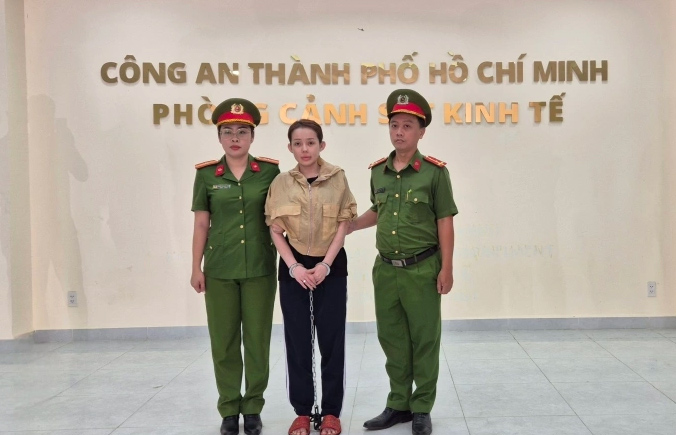 Ngan 98は、偽造品の製造、販売の罪で逮捕されました。写真:ホーチミン市警察