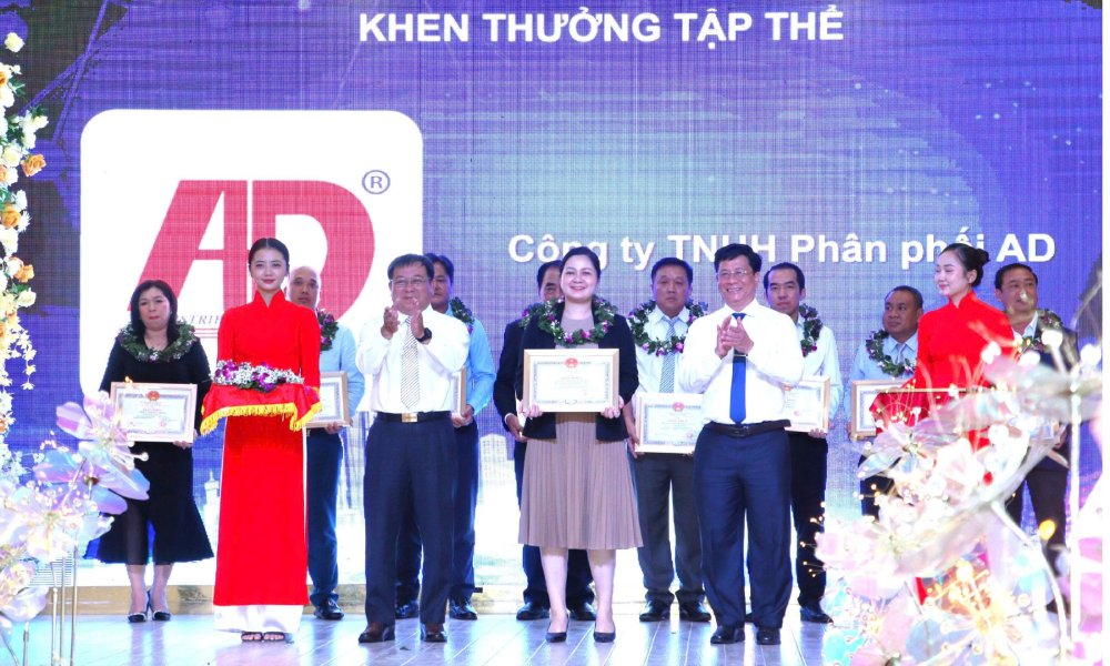 Trao bang khen cho tap the da co thanh tich trong hoat dong san xuat kinh doanh, gop phan vao su phat trien kinh te - xa hoi tinh An Giang nam 2025. Anh: Ngoc Mai