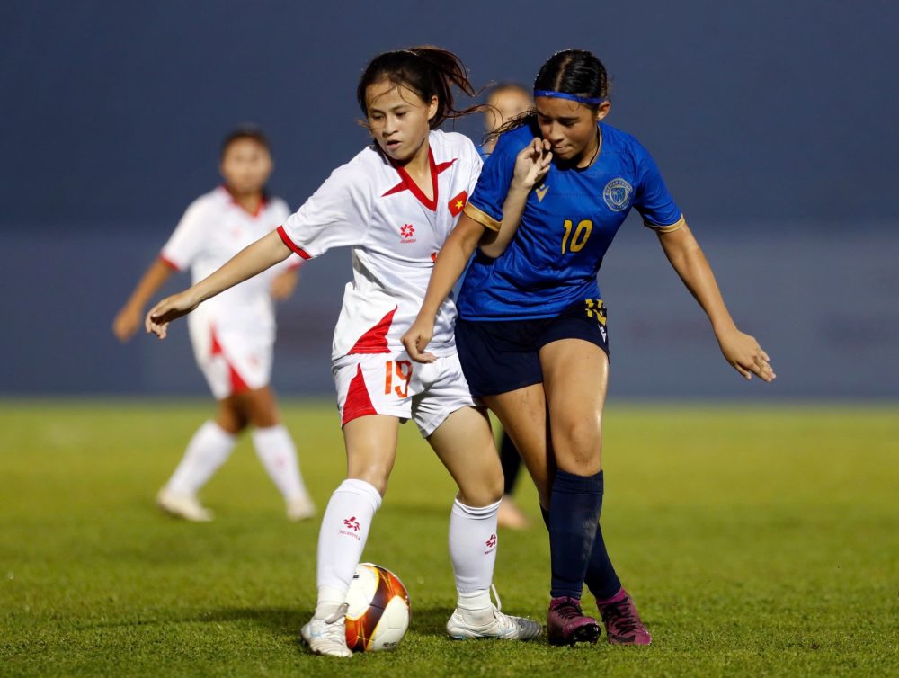 U17 nu Viet Nam tao ra the tran ap dao truoc U17 nu Guam. Anh: VFF