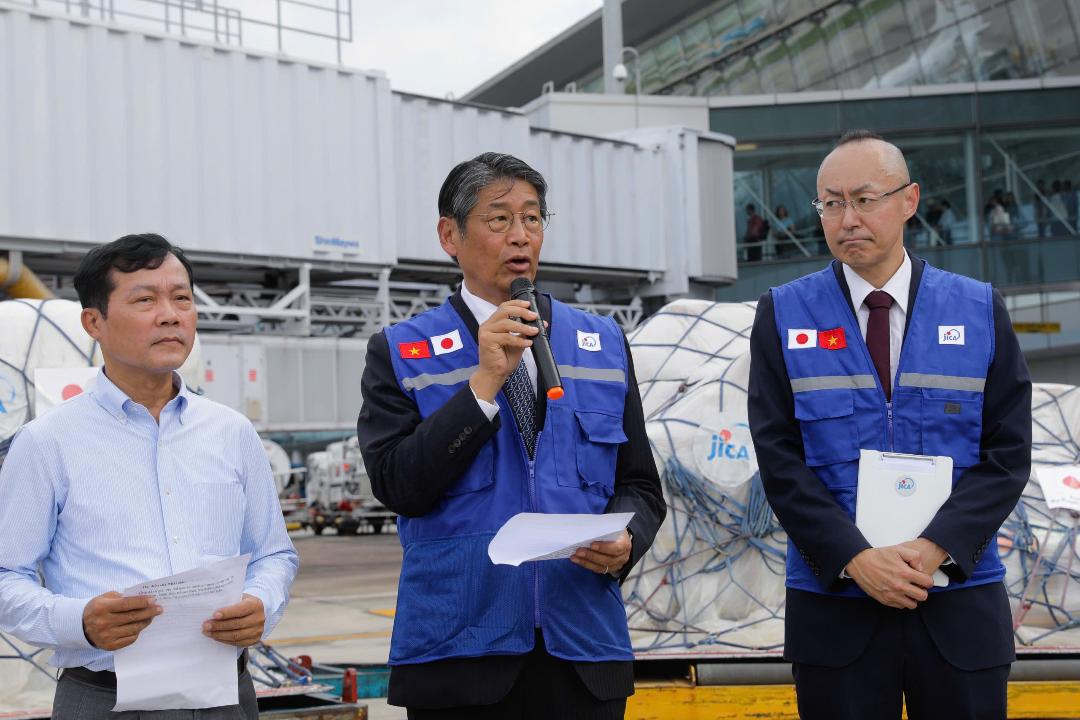 Dai su Nhat Ban tai Viet Nam Ito Naoki (giua), Truong Dai dien Van phong JICA Kobayashi Yosuke (phai) va dai dien Viet Nam tai le ban giao hang cuu tro bao lu, ngay 13.10, tai san bay Noi Bai. Anh: JICA