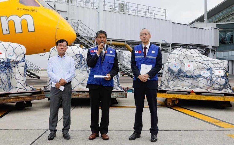 Japanese Ambassador to Vietnam Ito Naoki (middle), Chief Representative of the JICA Kobayashi Yosuke Office (right) and Vietnamese representative at the handover ceremony of flood relief goods, October 13, at Noi Bai airport. Photo: JICA