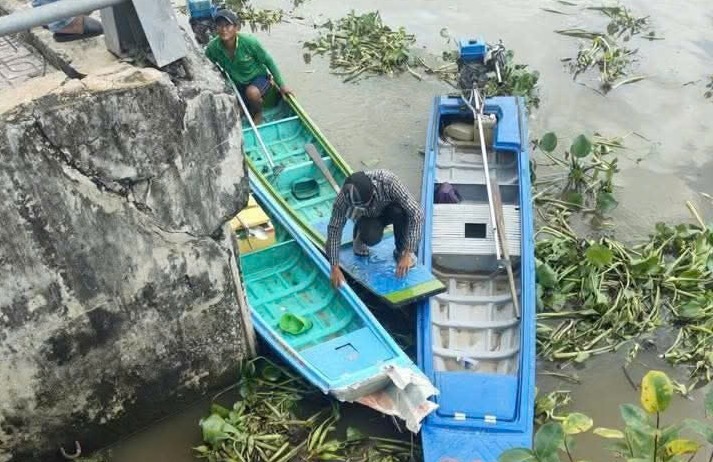 Stepping on a pontoon post overnight caused the boat's bow to break, one person fell into the river and went missing. Photo: Provided by the people