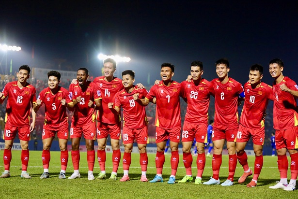 The Vietnamese team is determined to beat the Ne team. Photo: VFF