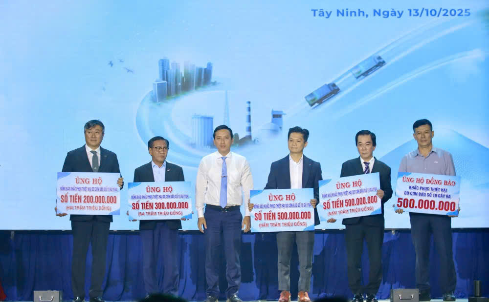 Doanh nghiep trao bang tuong trung ung ho dong bao bi anh huong do bao lu. Anh: Duy Minh