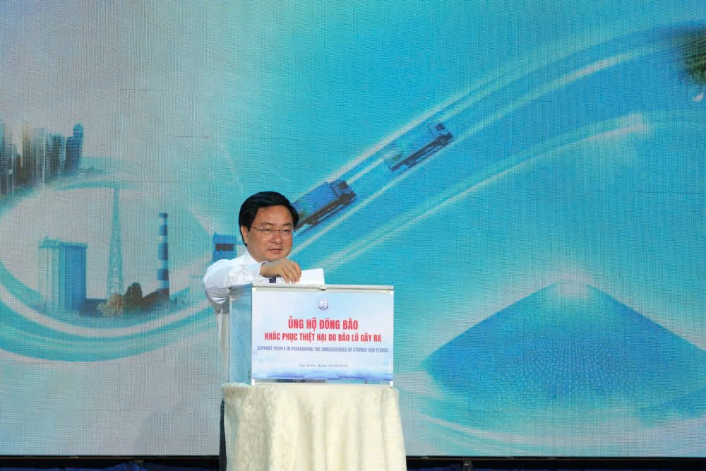 Tay Ninh 지방 당 위원회 서기 Nguyen Van Quyet이 자연 재해를 입은 지역 주민들을 지원합니다. 사진: Duy Minh