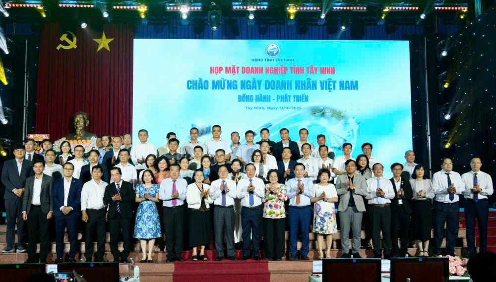 Lanh dao tinh va doanh nghiep tai cuoc gap mat. Anh: Duy Minh